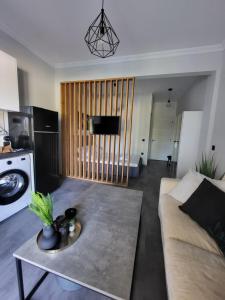 uma sala de estar com um sofá e uma mesa em The cosy nest em Asprovalta