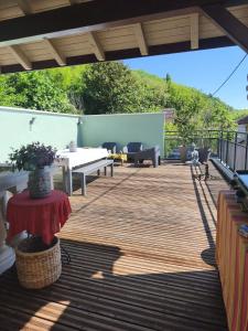 Balkón nebo terasa v ubytování Maison de village chaleureuse avec terrasse 3 étoiles