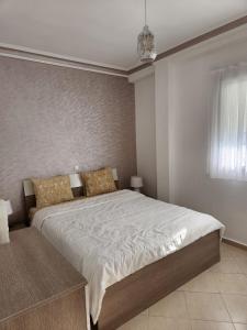 a bedroom with a large bed in a room at Appartement Sofia in Martil