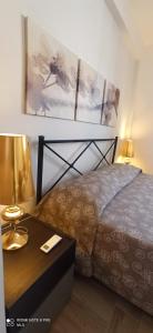 una camera da letto con un letto e un tavolo con una lampada di Le Dimore del Sole int 8 a Olbia