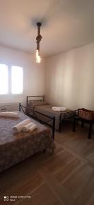 una camera da letto con due letti e una finestra di Le Dimore del Sole int 8 a Olbia