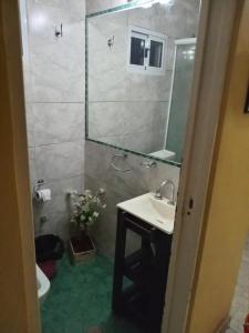 a bathroom with a sink and a shower with a mirror at Hospedaje,Descanso soñado in Ezeiza