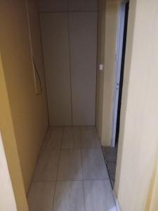 a small room with a closet and a tile floor at Hospedaje,Descanso soñado in Ezeiza