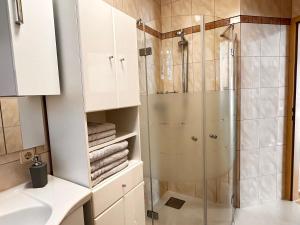 ファジャナにあるPark Plaza Apartmentsのシャワーと洗面台付きのバスルーム +74枚の写真