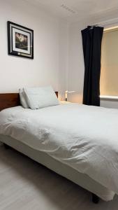 Postel nebo postele na pokoji v ubytování room in Morley