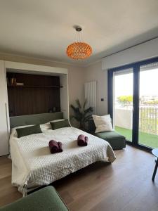 Un dormitorio con una cama con dos ositos de peluche encima. en Sunset Bridge Grado - NEW 2025, en Grado