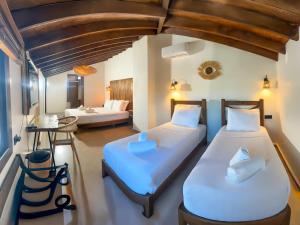 2 camas en una habitación con 2 camas en NURİYE ALACATI, en Alacati