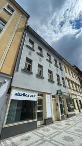een gebouw met een aigerbox aan de zijkant bij Cozy studio near city in Praag