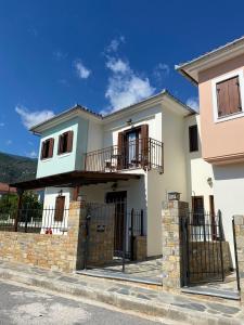 Casa blanca con balcón en una calle en Villa Marialena III, en Kato Gatzea 81 fotos más