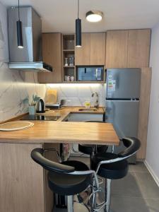 a kitchen with a wooden counter and a refrigerator at Mono Ambiente POCITOS NUEVO in Montevideo