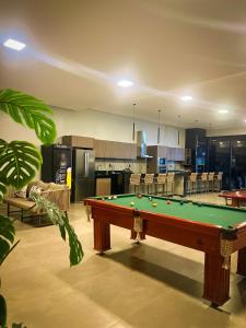 a room with a pool table in a kitchen at Casa Frente ao Lago com Piscina Aquecida no Melhor Condomínio in Abadiânia +21 photos