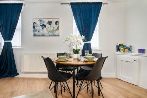 Φωτογραφία από το άλμπουμ του Beautiful 3BR Flat near LFC Stadium - Sleeps 8 στο Λίβερπουλ +18 φωτογραφίες