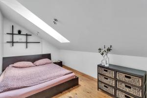 Un dormitorio con una cama y una cómoda. en Vilnius Old Town Amber Penthouse, en Vilna