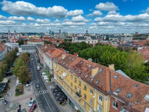 una vista aérea de una ciudad con edificios en Vilnius Old Town Amber Penthouse, en Vilna