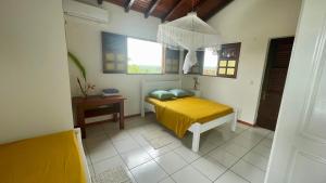 ein Schlafzimmer mit einem gelben Bett in einem Zimmer in der Unterkunft Cottage Palmier Rouge in La Trinité + 35 Fotos