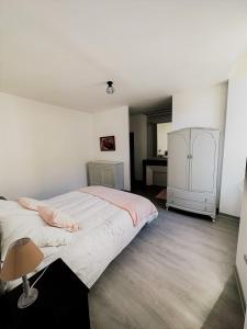 a bedroom with a large bed and a desk at 2 pièces élégant calme central parking sur place in Foix +4 photos