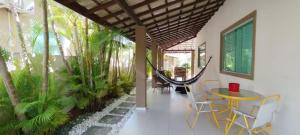 カマサリにあるJacuipe PARADISE HOUSEのヤシの木が植えられた部屋