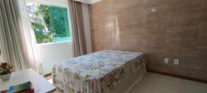 カマサリにあるJacuipe PARADISE HOUSEの窓のある部屋にベッドがある寝室 +16枚の写真
