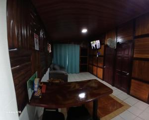 a room with a table and a chair in a room at Cabaña que Tuanis in Fortuna