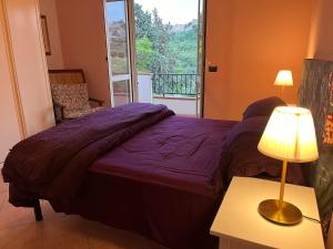 a bedroom with a bed and a table with a lamp at Casa vacanze 365 - verde in Tortoreto Lido