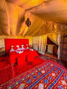 Ένα ή περισσότερα κρεβάτια σε δωμάτιο στο Desert camp camel & sandboarding