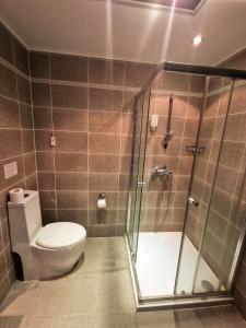 un bagno con wc e doccia in vetro di Byala Beach Resort a Byala Altre 7 foto