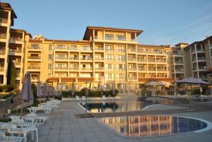 un hotel con piscina di fronte a un edificio di Byala Beach Resort a Byala