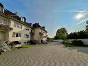 a cobblestone driveway in front of a house at Pargi katusekorter in Kuressaare