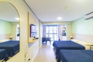 Una habitación de hotel con dos camas y una ventana. en HOTEL GARVEY apto 623, en Brasilia