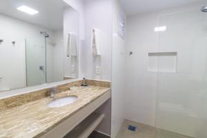un baño con lavabo y ducha en HOTEL GARVEY apto 623, en Brasilia 50 fotos más