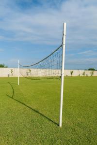 a volley ball net on a grass field at Casa de Campo proximo aos Pontos Turisticos in Foz do Iguaçu +15 photos