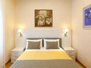 ローマにあるNew Apartment Sistina Trevi-Spagnaのベッドルーム1室(大型ベッド1台、ナイトスタンド2台付)