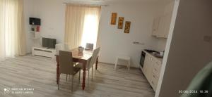 a kitchen and dining room with a table and chairs at Appartamento vicino al mare in Praia a Mare