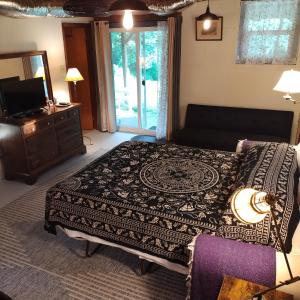 - une chambre avec un lit, une commode et une télévision dans l'établissement Country suite with bath and laundry, à Athens