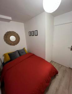 a bedroom with a red bed and a white wall at PARIS-MONTROUGE Magnifique Appartement 2 pièce de 36m2 - très cosy pour 1 à 5 personnes refait à neuf - ENTIRE APARTMENT LUXIRIOUS AND WARM - Montrouge Paris 14ème - Proche Aéroport Orly & Parc Expositions Porte de Versailles FREE WIFI GRATUIT in Montrouge +74 photos