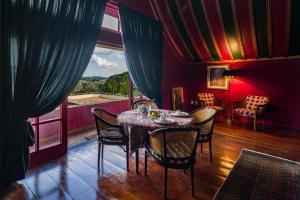 a dining room with a table and chairs and a window at Villa do Haras in Espirito Santo Do Pinhal