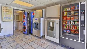 una tienda con varios frigoríficos y máquinas expendedoras en Motel 6-Maple Shade Township, NJ - Philadelphia - Mt Laurel, en Maple Shade