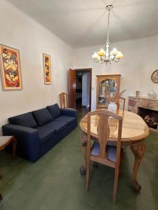 ein Wohnzimmer mit einem blauen Sofa und einem Tisch in der Unterkunft La Soñada in Alta Gracia + 9 Fotos