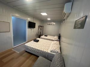 Voodi või voodid majutusasutuse Merdeka Guest House 2 toas