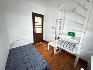 a bedroom with a bunk bed and a ladder at BREINER 28 in Porto