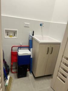 サンタ・マルタにあるSuitePinoの洗面台とトイレ付きの小さなバスルーム