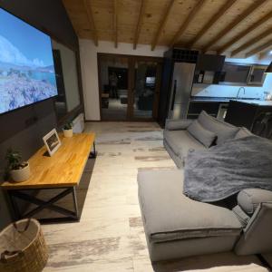 Телевизор и/или развлекательный центр в Free Mountain Chalet