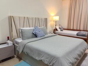 Postel nebo postele na pokoji v ubytování Ahlan New Horizon JBR
