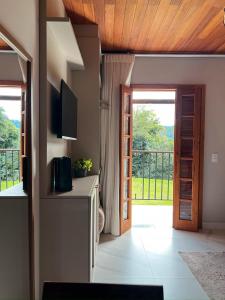 sala de estar con puerta a un balcón en Pousada Chalé Santa Teresa, en Santa Teresa