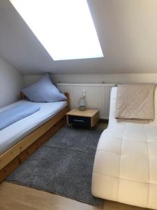 ジーゲンにあるSiegen Zentral Ferienwohnung 1 bis zum12 Schlafplätzeのベッドルーム(白いベッド1台、天窓付)