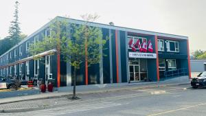 een groot blauw gebouw aan de kant van een straat bij Town Centre Inn - Parry Sound in Parry Sound
