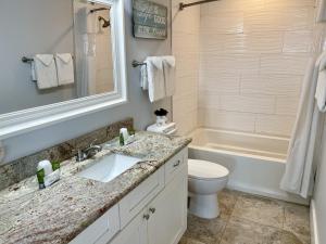 Ένα μπάνιο στο Beachgate Condo Suites and Hotel 237 condo