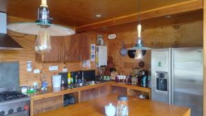 Kuchyň nebo kuchyňský kout v ubytování Hostal Palafito Waiwen + 29 fotografií