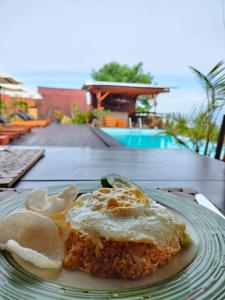 Makanan di atau berdekatan rumah tamu ini