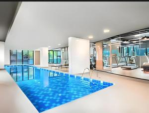 Una gran piscina con agua azul en un edificio. en MLA Flat Hotel Moema Ibirapuera - Completo e ótima localização, en São Paulo